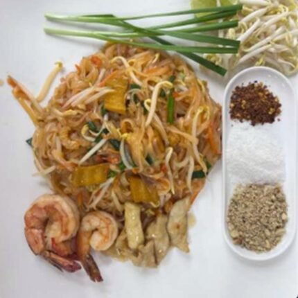 PAD THAI (CHICKEN) FRIED NOODLE WITH CHICKEN
